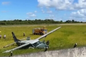 Avião da FAB sai da pista em Porto Seguro (BA) e fecha aeroporto por 4 horas