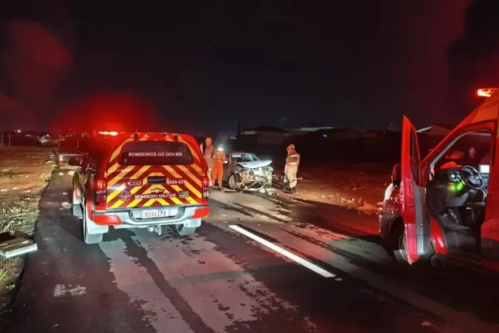 Homem é encontrado morto com marcas de facadas após acidente entre carros em Goiânia