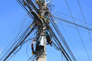 “É mais barato, mas você vai ficar sem internet”, diz Mabel sobre retirada de fios clandestinos