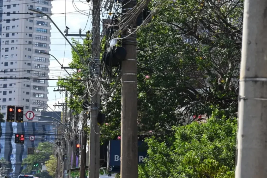 Empresas serão multadas em até R$ 40 mil por fios soltos em Goiânia