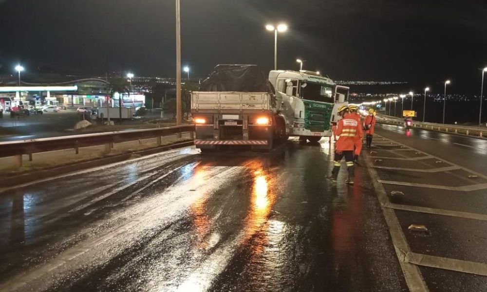 Carreta perde o controle e interdita duas faixas da BR-020 na descida do Colorado