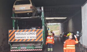 Caminhão-cegonha fica preso sob viaduto na EPIA Sul