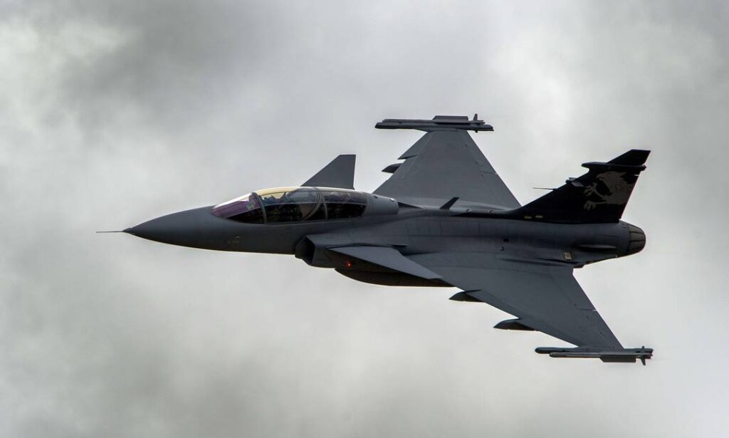 Brasil anuncia compra de mais 20 caças Gripen apesar de corte na Defesa