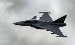 Brasil anuncia compra de mais 20 caças Gripen apesar de corte na Defesa