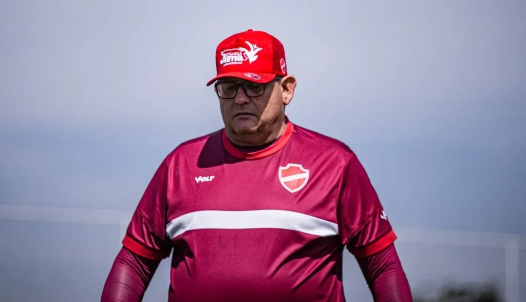 Guto Ferreira detona arbitragem em derrota do Vila: "Vergonhoso"