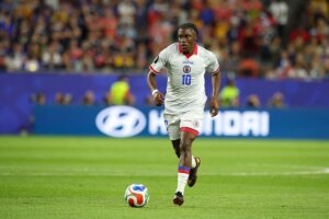 Camisa 10 do Haiti nasceu com mãe em coma e foi batizado por hospital