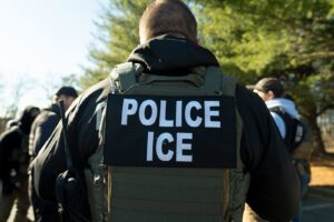 Manifestação contra o ICE tem confronto, prisões e fotógrafo atropelado
