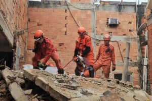 Duas crianças morrem em desabamento de casa na Ilha do Governador (RJ)