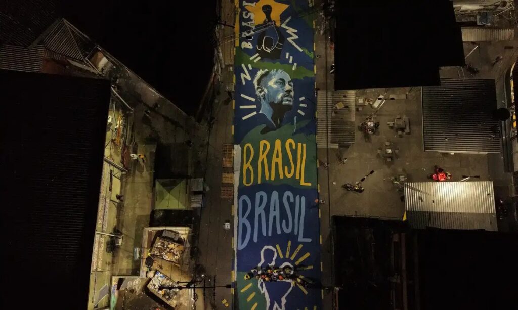 Arte transforma rua da Penha marcada por operação letal