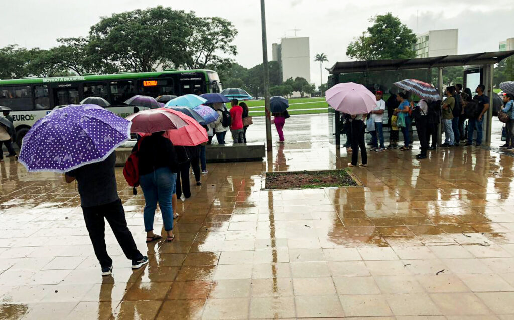 Fim de semana deve ser de chuva no DF