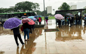 Fim de semana deve ser de chuva no DF