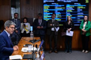 Randolfe assume comissão que analisa MP de recursos para a PF