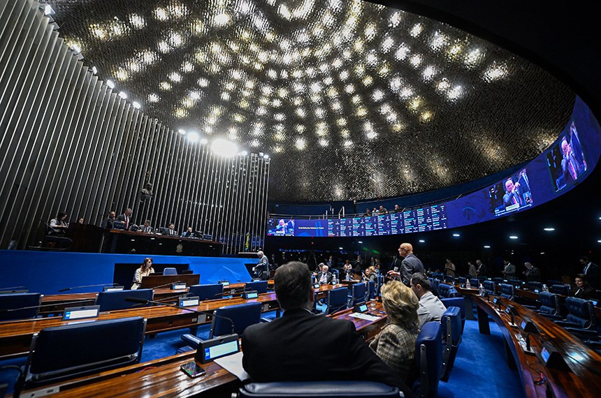 Senado aprova licença remunerada para pós de professores