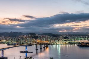 Vista aérea de uma cidade litorânea ao fim do dia