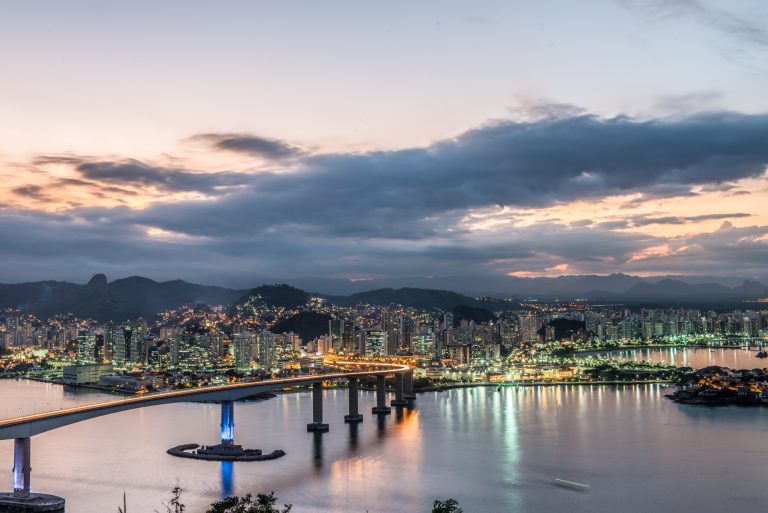 Vista aérea de uma cidade litorânea ao fim do dia