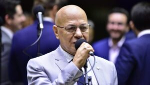 Deputado Professor Alcides fala ao microfone