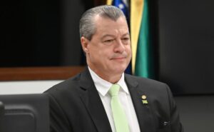 Deputado Daniel Agrobom fala ao microfone