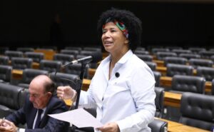 Deputada Silvia Cristina fala ao microfone