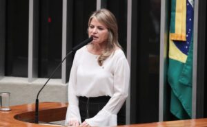 Deputada Flávia Morais fala ao microfone