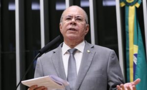 Deputado Hildo Rocha fala ao microfone