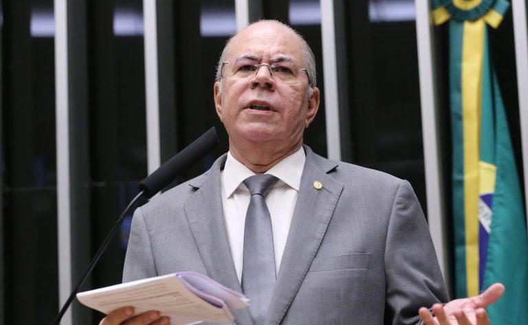 Deputado Hildo Rocha fala ao microfone