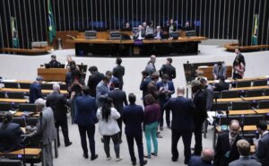 Discussão e votação de propostas legislativas.