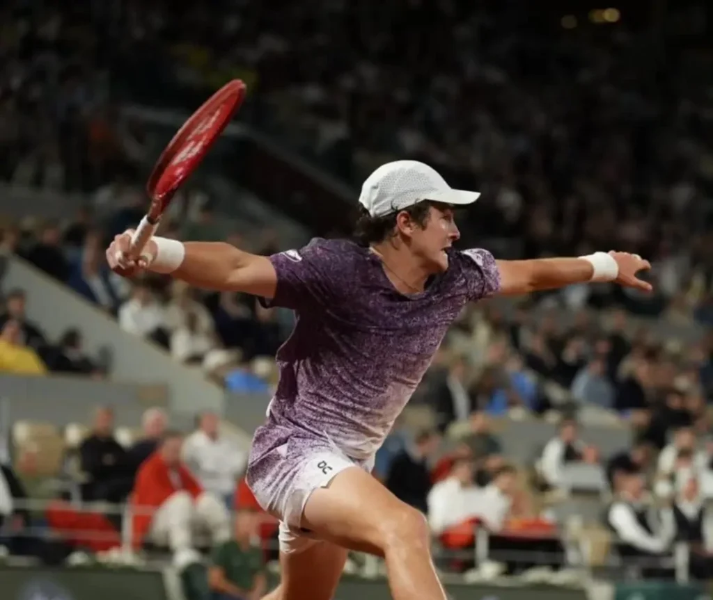 João Fonseca cai em Roland Garros após campanha heroica
