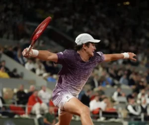 João Fonseca cai em Roland Garros após campanha heroica