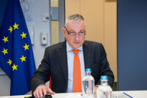 Em aposta no Brasil, UE se diferencia ao estimular refino local de minerais críticos, diz comissário