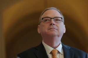 EUA: Hassett diz que Fed não deve elevar juros e pode ter espaço para cortá-los
