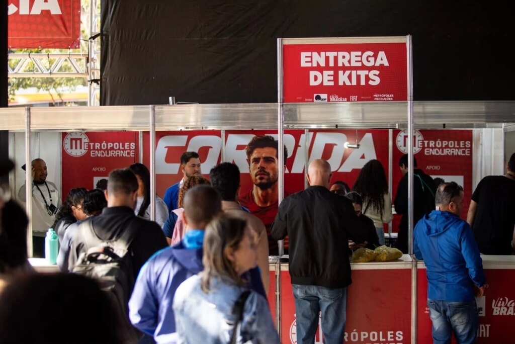 atletas chegam animados para retirar kits