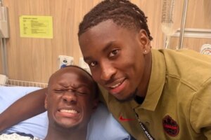 Koné aparece em foto no hospital após sofrer fratura na perna em campo