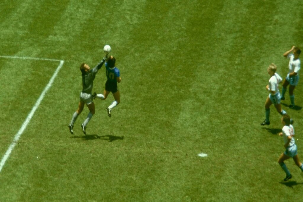 Bola da "Mão de Deus" de Maradona vai a leilão por R$ 13 milhões