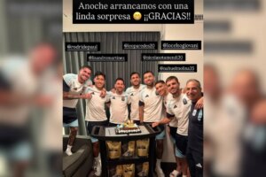 Messi ganha festa surpresa em concentração da Argentina