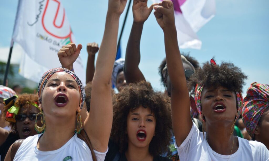 Desemprego entre mulheres negras jovens chega a 24,7%, aponta estudo