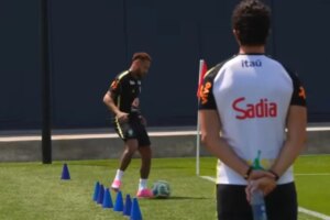 Neymar participa de treino com grupo e bola nesta quarta (17/6)