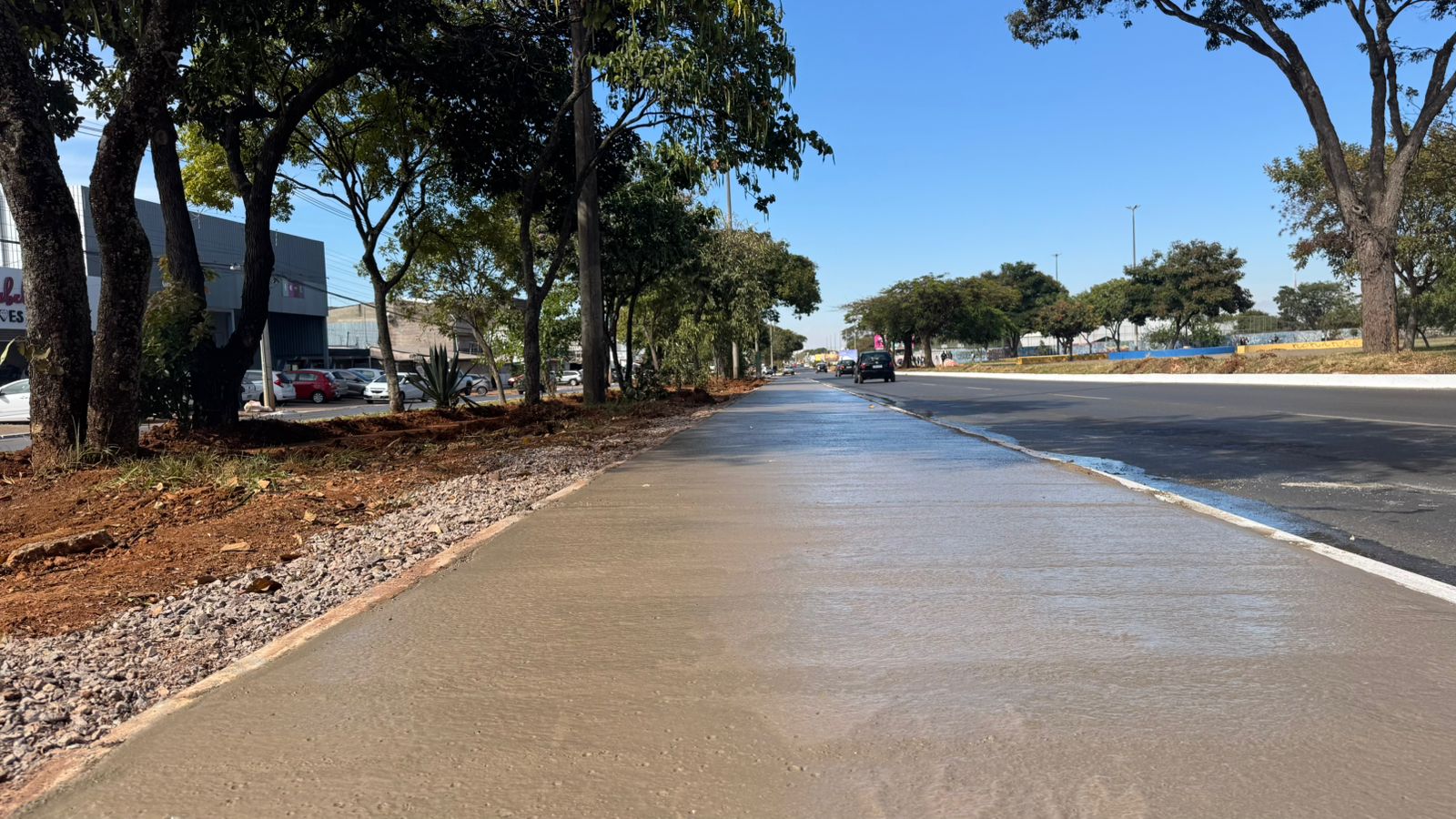 Obras de calçadas e ciclovia da M2 entram em concretagem em Ceilândia