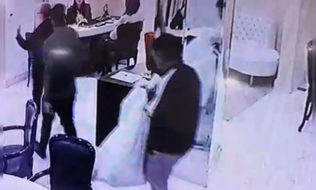 Ladrões roubam joalheria de shopping em Curitiba, fazem funcionária refém e disparam na fuga