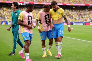 Paquetá sai de campo amparado pelos companheiros após fim do 1º tempo
