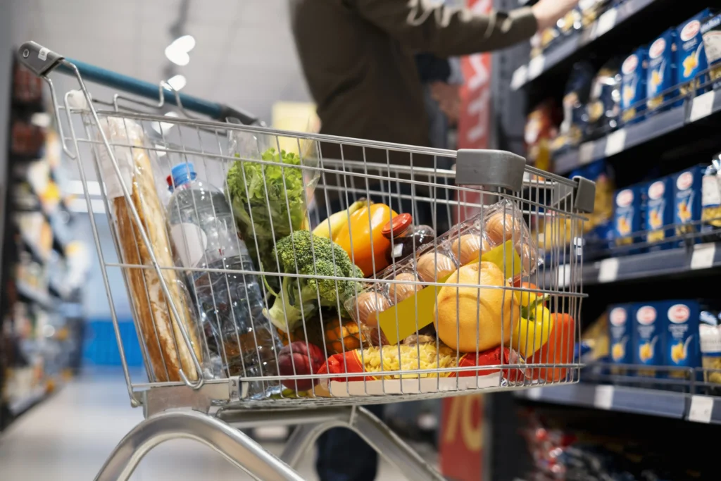 Funcionários denunciam descumprimento de novo horário em supermercados em Goiânia