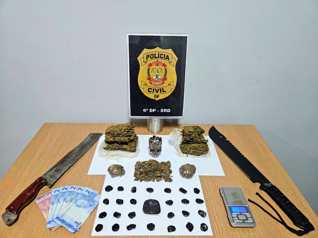 Adolescente é apreendida por suspeita de vender drogas por aplicativo de mensagens no DF