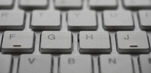 Você sabe para que servem os traços nas teclas F e J do teclado?