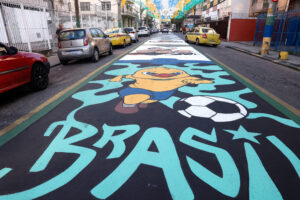 Empresas se preparam para ajustes na escala em dias de jogos da Copa e instalam telões