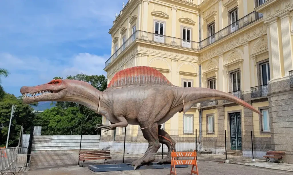 Museu Nacional recebe réplica de dinossauro brasileiro de 15 metros