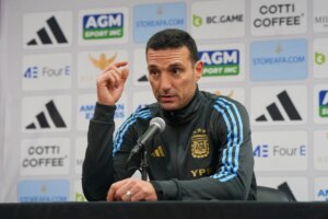 Técnico da Argentina, Scaloni critica pausa para hidratação na Copa