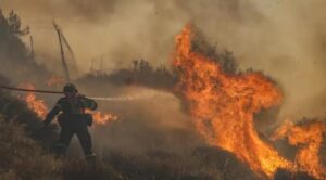 Incêndio florestal deixa um morto e uma mulher ferida na Grécia