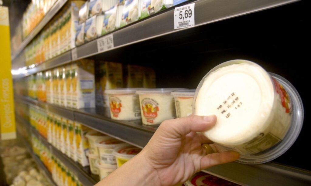 Com calculadora na mão, brasiliense mantém consumo mesmo com desaceleração do varejo