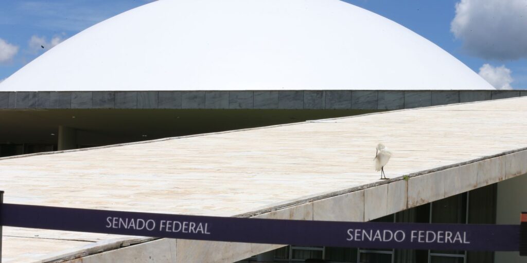 Protestos pressionam Senado por avanço da PEC 6x1