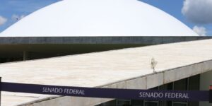 Protestos pressionam Senado por avanço da PEC 6x1