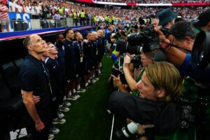 Tuchel, da Inglaterra, se irrita com fotógrafos e Fifa muda protocolo